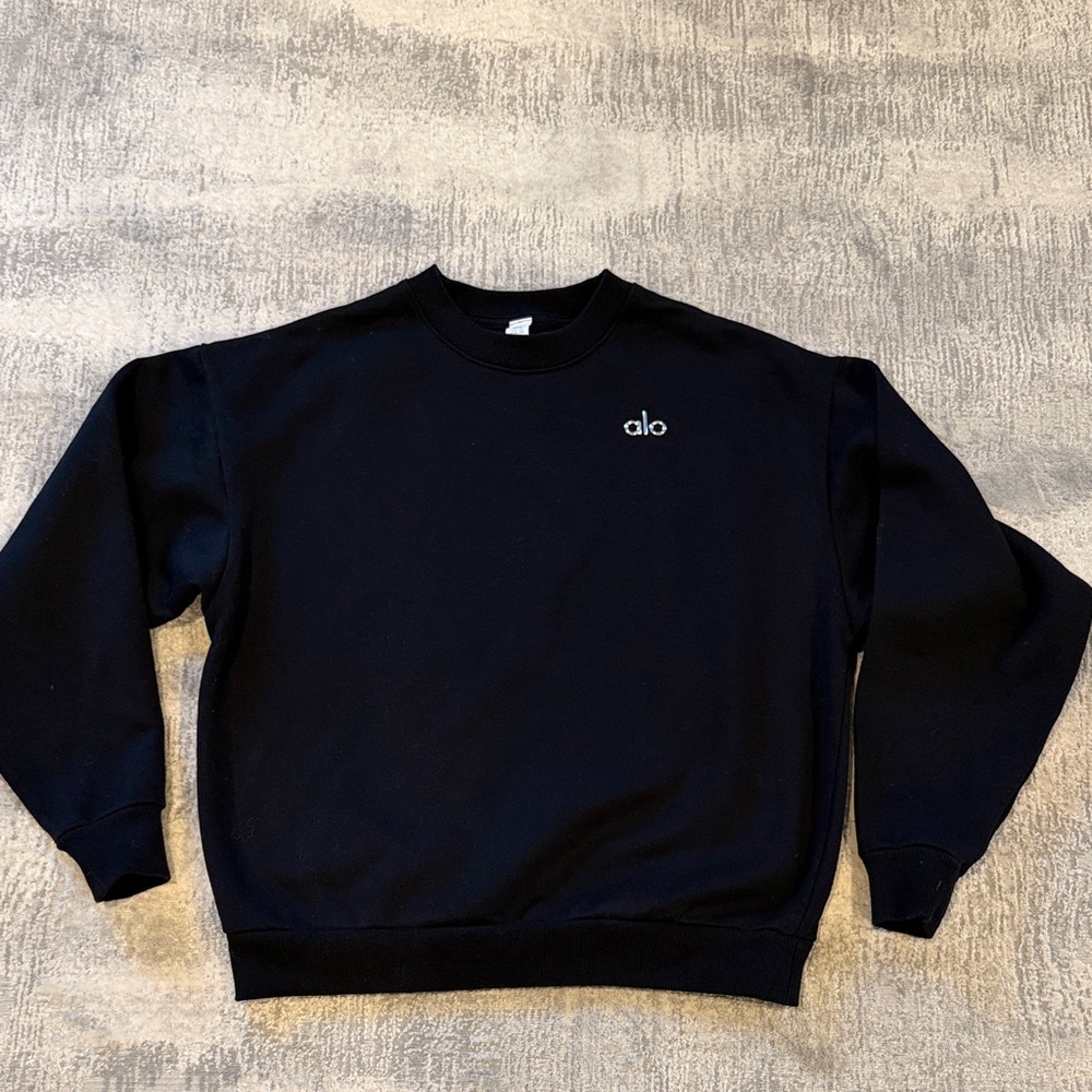 ALO Yoga women’s accolade crew sweatshirt size xxs.  In store now $128